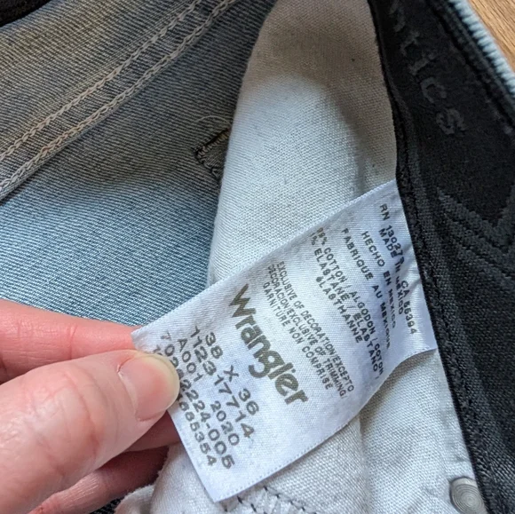 Men's Wrangler Medium Wash Straight Leg Denim Jeans Size 38x36 - Picture 3 of 4